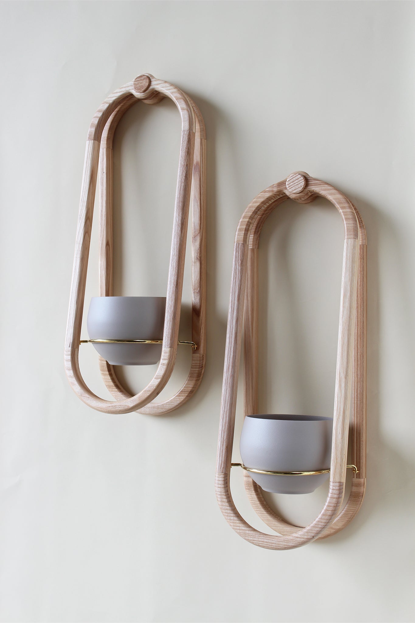 modern obround wall mounted wood planter with tan colored aluminum pots