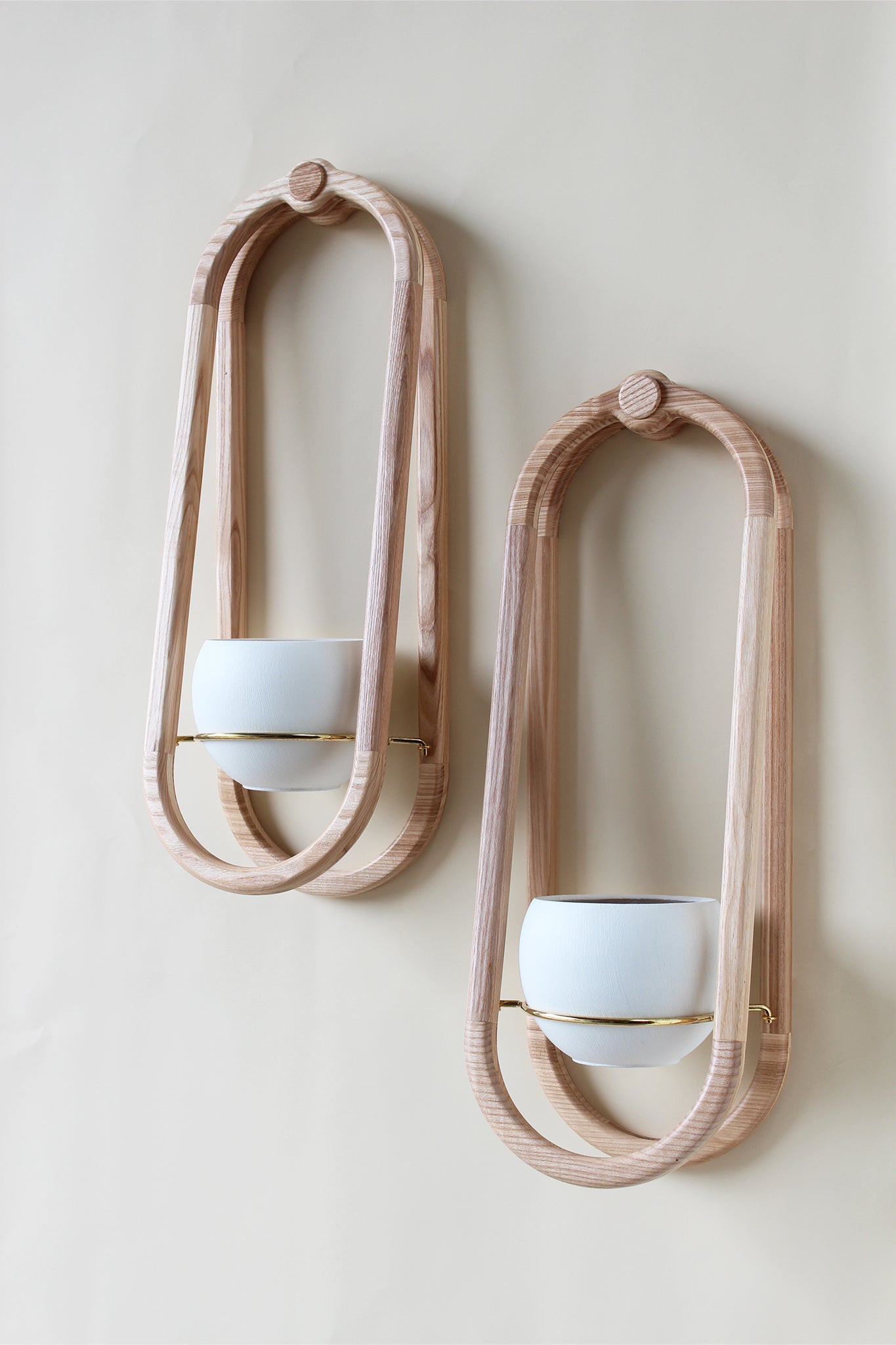 modern obround wall mounted wood planter with white colored aluminum pots